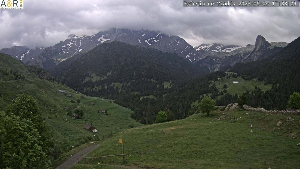 Traffic Cam Gistain: Posets peak from Biadós refuge