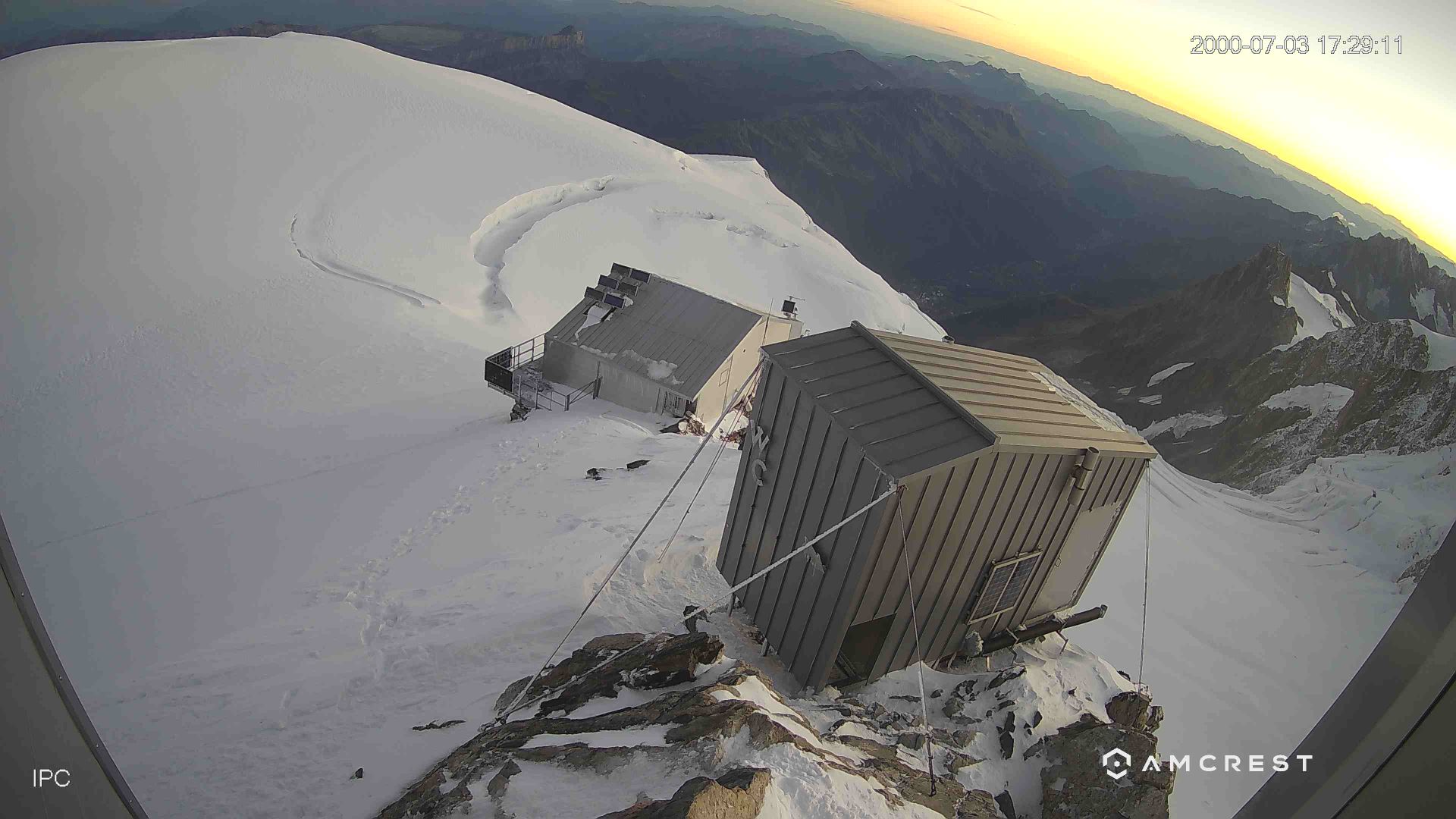 Traffic Cam Courmayeur › North-East: Vallot Hut - Refuge du Goûter(3815m)