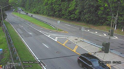 Traffic Cam Yonkers › South: Bronx River Parkway at Crane Road