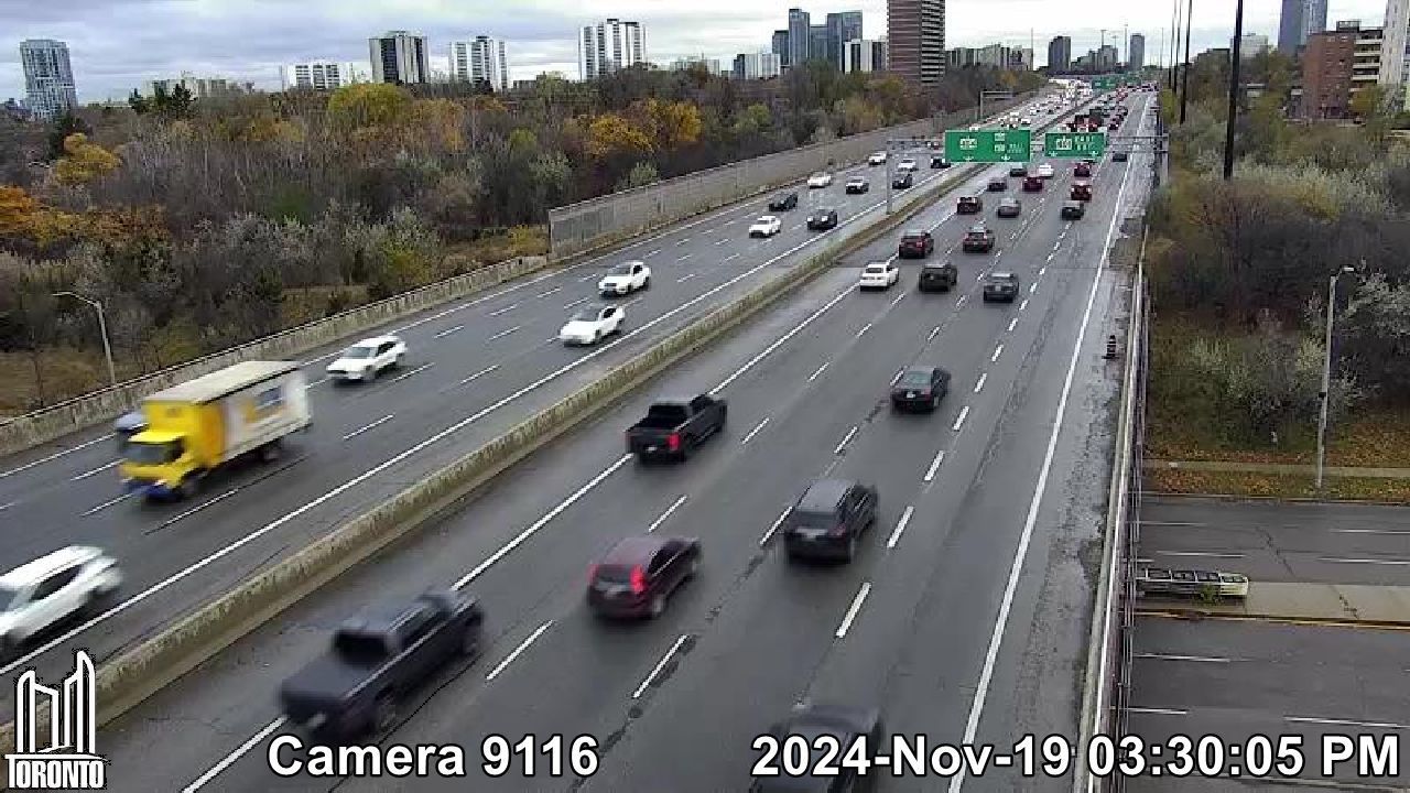 Traffic Cam Toronto: York Mills Road - Don Valley Parkway