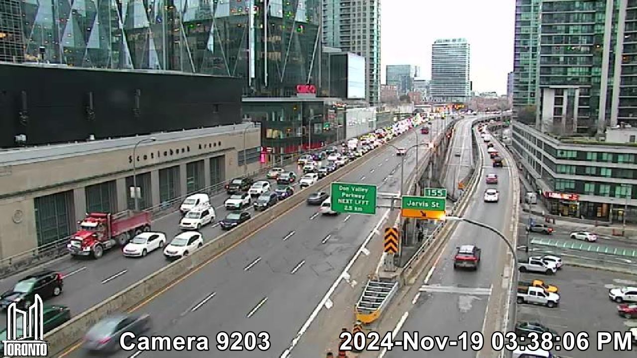 Traffic Cam South Core: Gardiner Expwy near York St