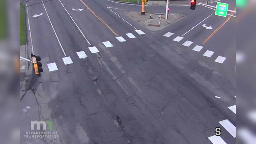 Traffic Cam Maplewood: MN 120: T.H.120 NB @ T.H.5 EB