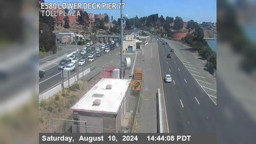 Traffic Cam Richmond › East: TVR44 -- I-580 : Lower Deck Pier