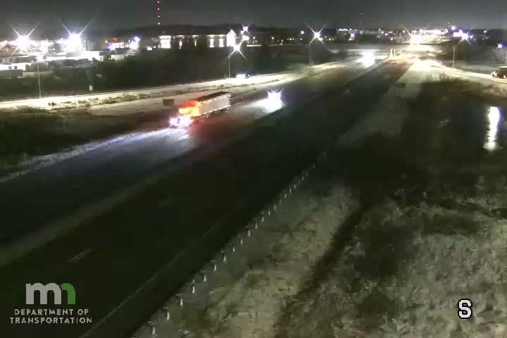Traffic Cam Blaine: I-35W SB @ Lake Dr