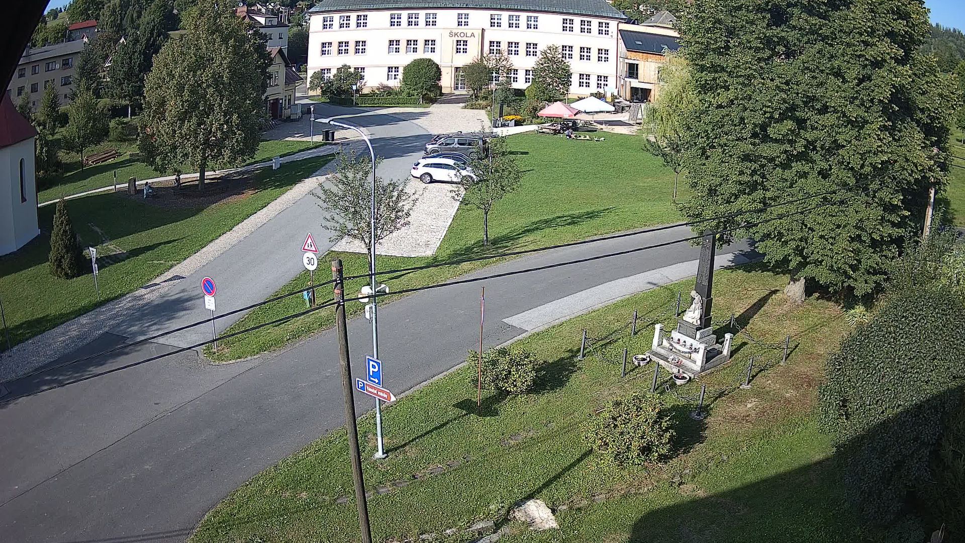 Traffic Cam Ponikla › North-East: Poniklá - Tuláčkova náves: Poniklá - Tuláčkova náves