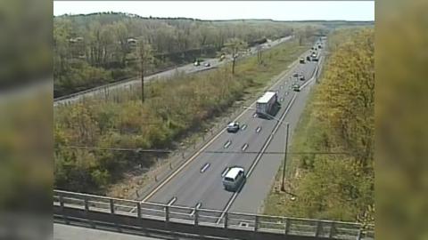 Traffic Cam New Britain: CAM - I-84 WB E/O Exit 36 - Long Swamp Rd