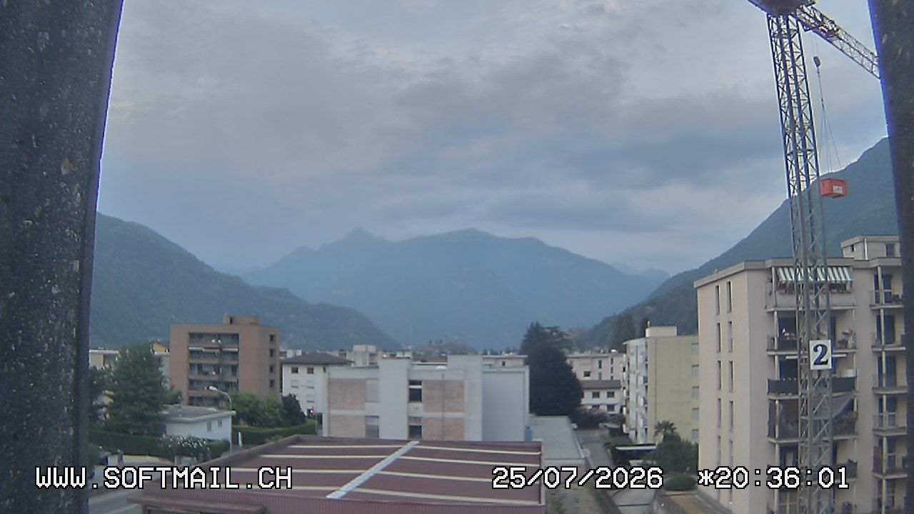 Bellinzona: Tessin, Schweiz: Giubiasco Richtung 3 Castelli di