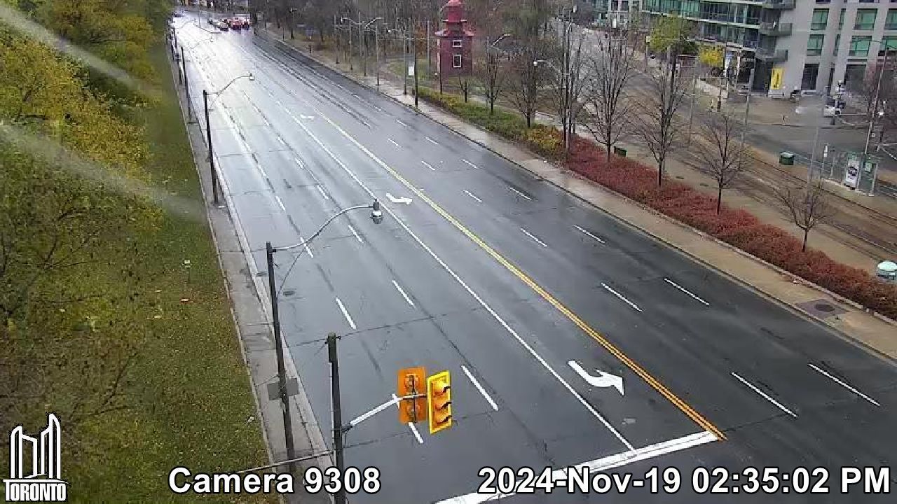 Traffic Cam Fort York: Lake Shore Blvd W near Remembrance Dr