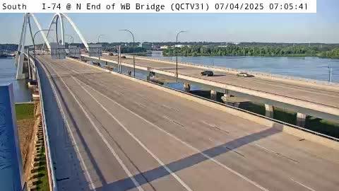 Traffic Cam Riverdale: QC - I-74 @ N End of WB Bridge (31)