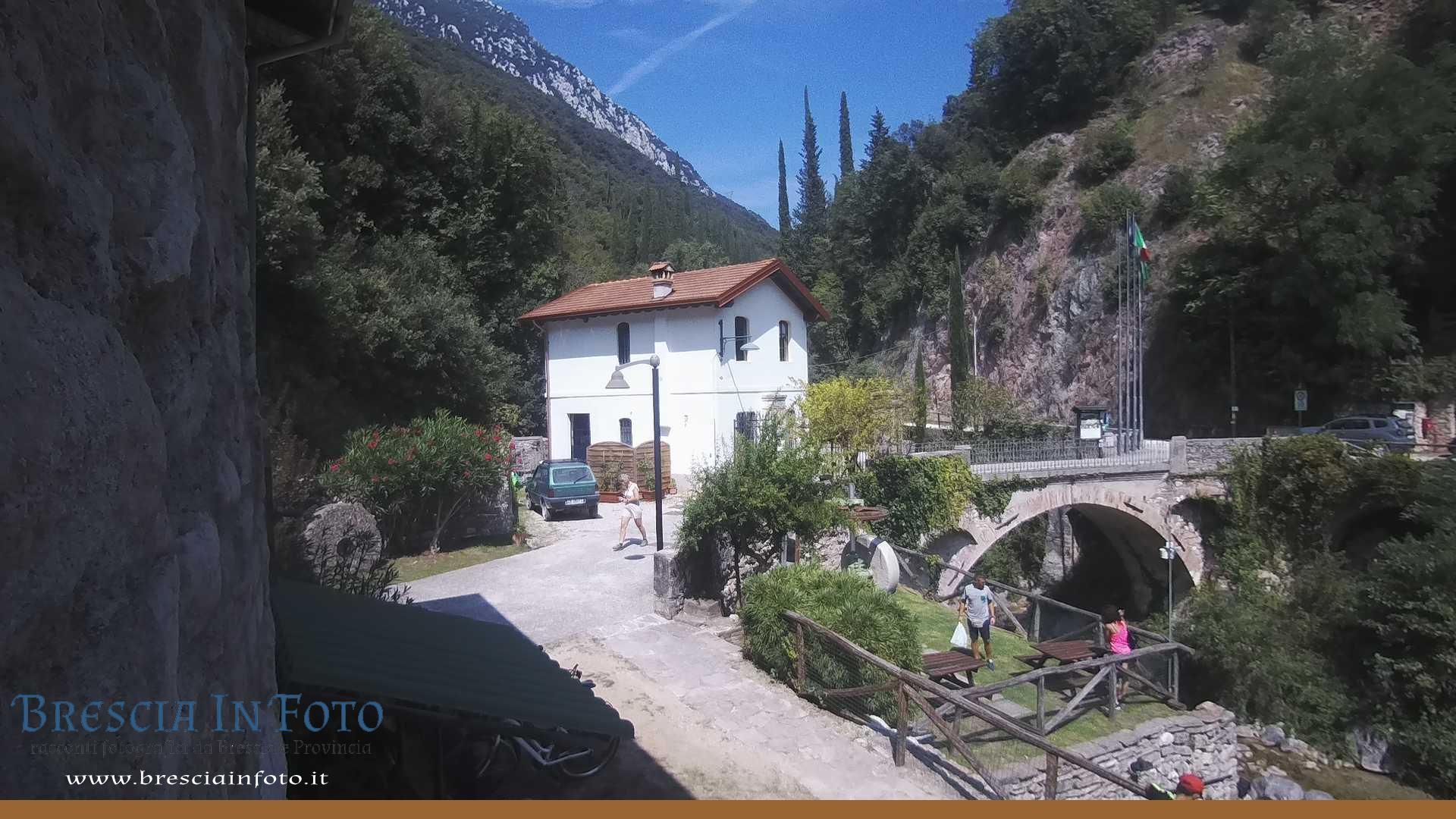 Traffic Cam Toscolano Maderno › North: Museo della Carta - Valle delle Cartiere - Toscolano maderno - Monte Pizzocolo