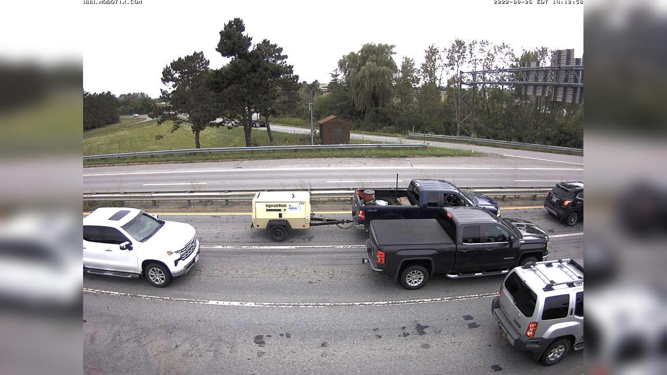 Traffic Cam Bangor › East: I- mile  east bound