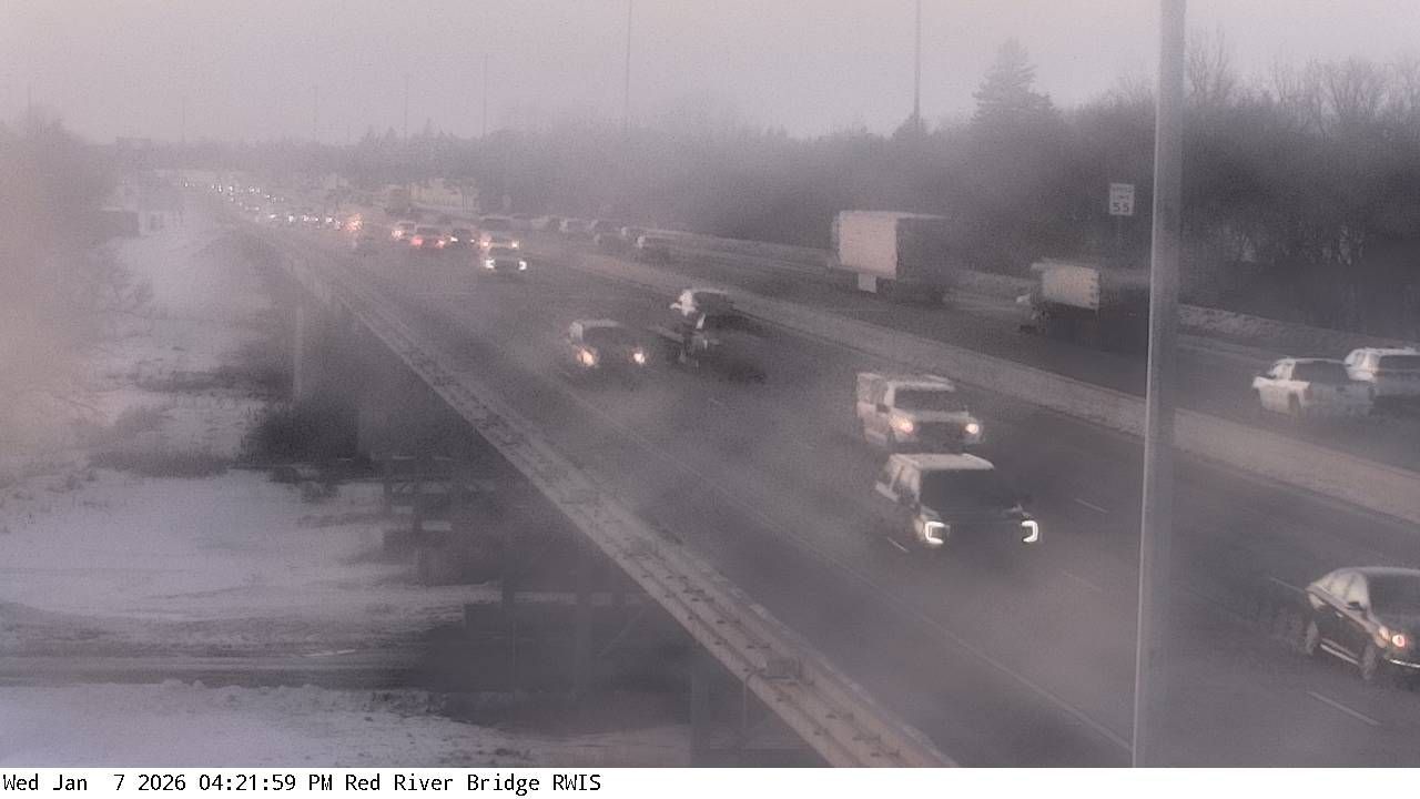 Traffic Cam Moorhead: I-94: I-94 (Red River - Bridge): I-94 (Red River - Bridge) View