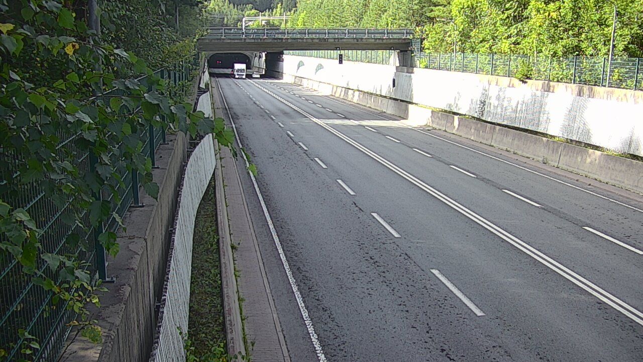 Traffic Cam Espoo: Tie 102 Hiidenkallion tunneli, suuaukko pohj. - Kehä II