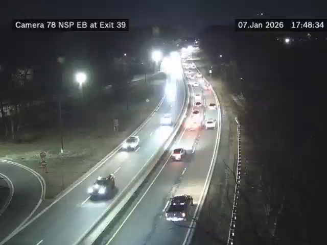 Traffic Cam Huntington › East: NSP East of Round Swamp Rd
