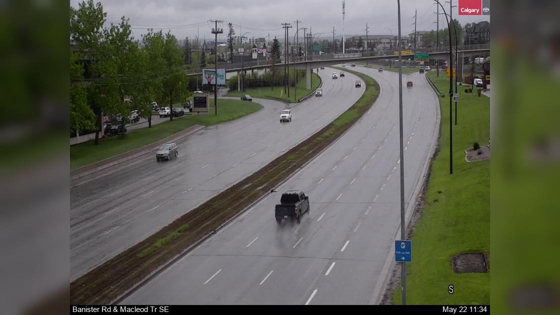 Traffic Cam Midnapore: Bannister Road - Macleod Trail S