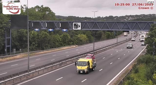 Traffic Cam Newport: M4 westbound at junction 28 (Tredegar Park)