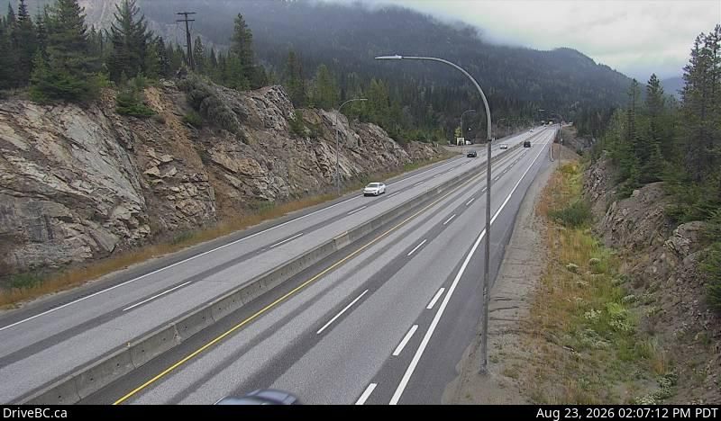 Traffic Cam Fraser Valley Regional District › South-West: Hwy 5, 61km south of Merritt, looking south