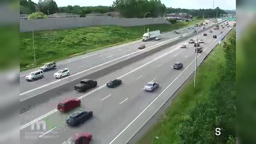 Traffic Cam Maplewood: I-35E SB @ Roselawn Ave