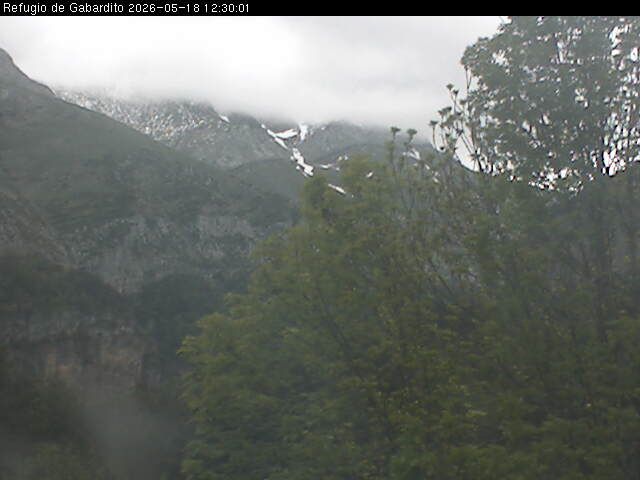 Traffic Cam Laruns › North-West: Gabardito mountain hut