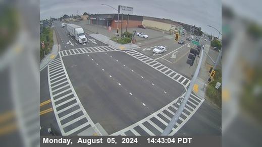 Traffic Cam Eureka: US-101 - 5th & V - Looking South