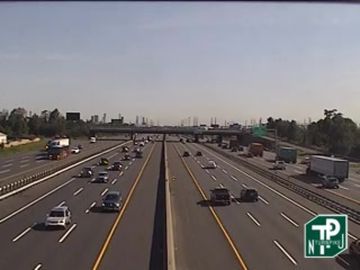 Traffic Cam Linden › West: MM 097.2 n/o Interchange 12 - Carteret-Rahway