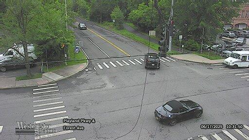 Traffic Cam Milton › East: Playland Parkway at Forest Avenue