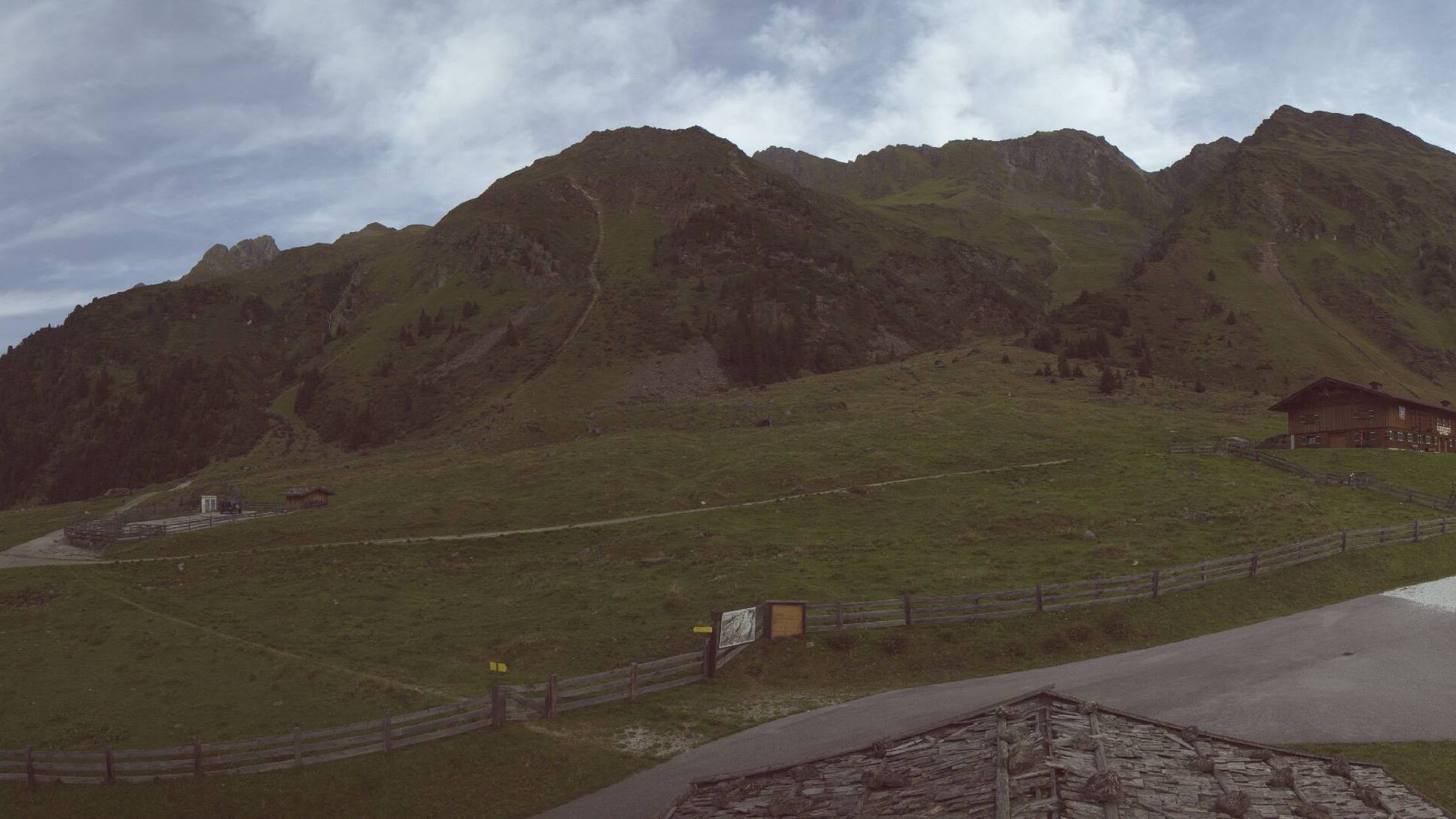 Traffic Cam Gemeinde Neustift im Stubaital: Neustift im Stubaital - Oberissalm - Almhof