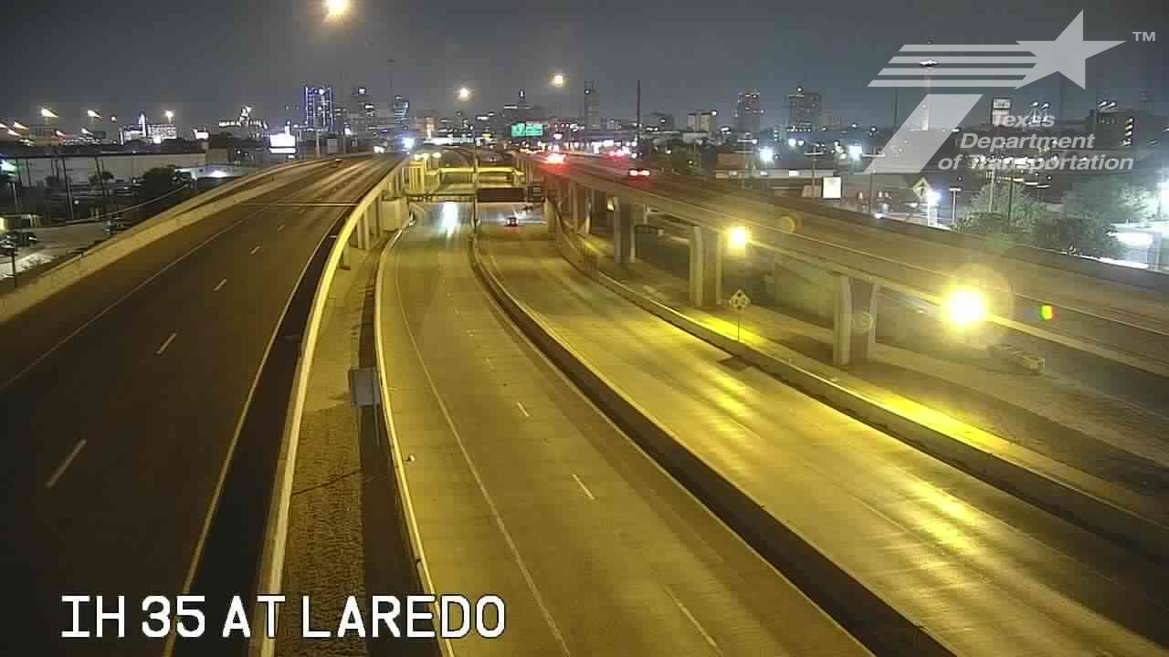 Traffic Cam San Antonio › South: IH 35 at Laredo