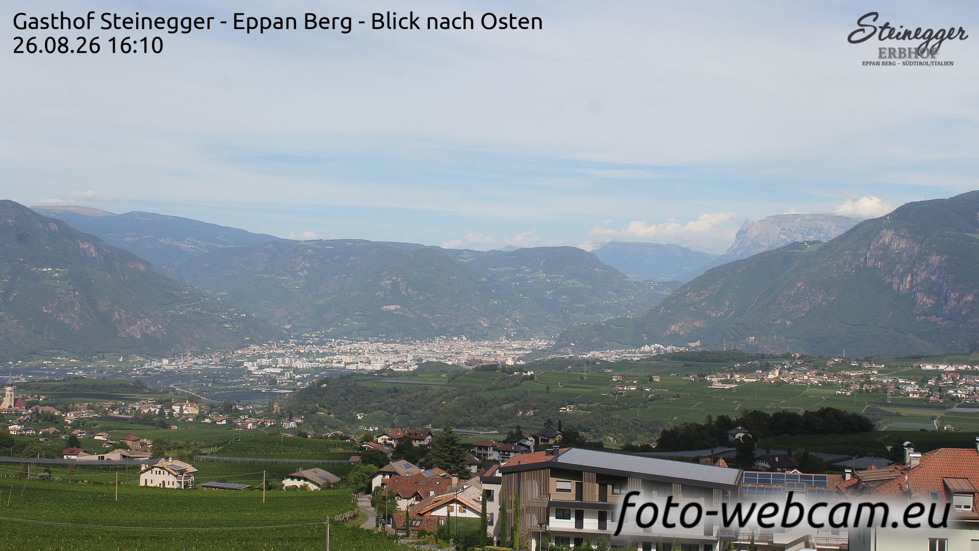 Traffic Cam Eppan an der Weinstrasse - Appiano sulla Strada del Vino: Gasthof Steinegger - Eppan Berg - Blick nach Osten