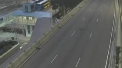 Traffic Cam Hong Kong › North-East: Sheung Wan - Connaught Road West