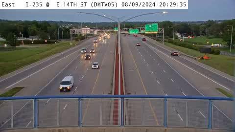 Traffic Cam Des Moines: DM - I-235 @ E 14th (05)