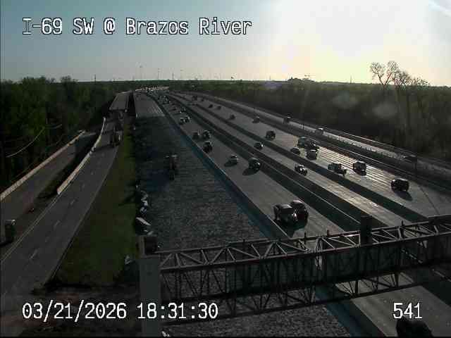 Traffic Cam Sugar Land › North: IH-69 Southwest @ Brazos River