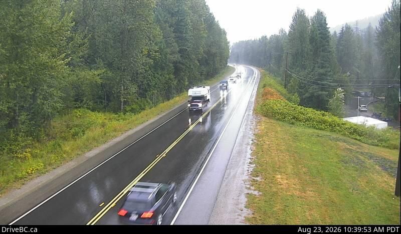 Traffic Cam Big Eddy Settlement › East: Hwy 1, about 4 km west of Revelstoke, looking east