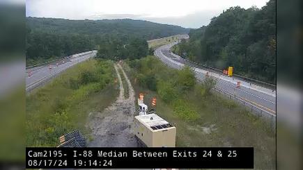 Traffic Cam Princetown › East: I-88 Median - Between Exits 24 & 25 at Birchwood Dr