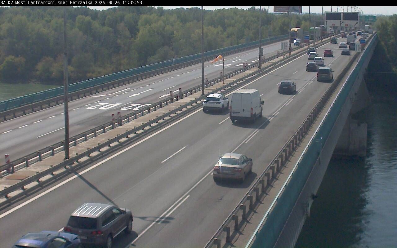 Traffic Cam Bratislava: Diaľnica D2/E65 Lafranconi Bridge, view towards Petržalky
