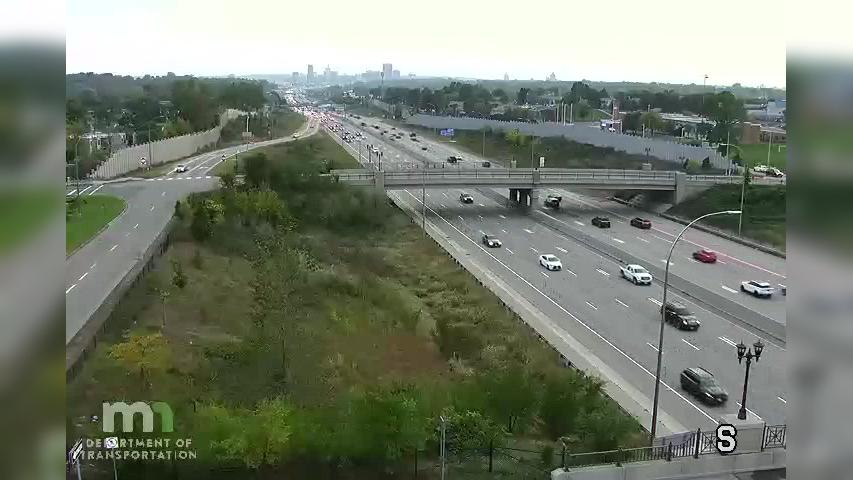 Traffic Cam Maplewood: I-35E NB @ Larpenteur Ave