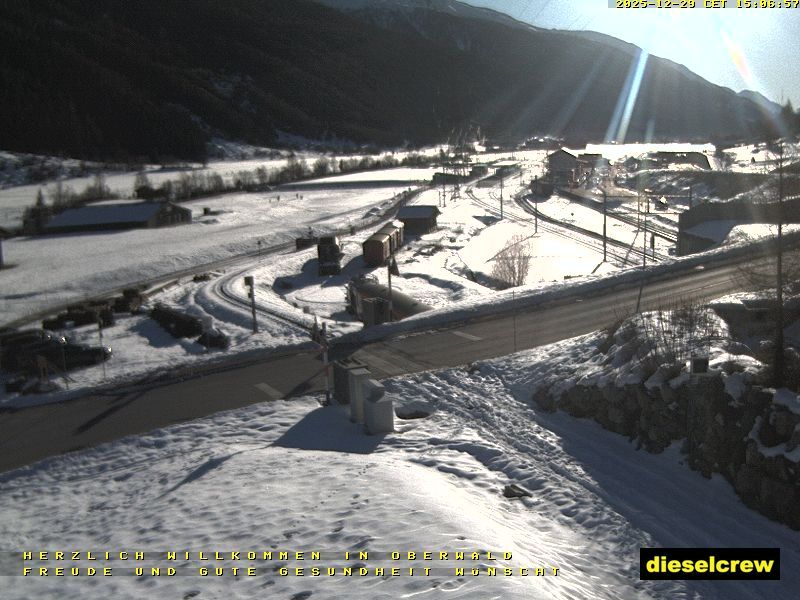 Oberwald: Schweiz, Wallis: Blick zu den Bahnhöfen der Dampfbahn Furka-Bergstrecke und der Matterhorn-Gotthard-Bahn