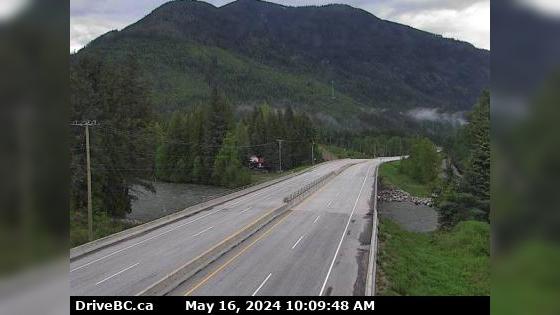Traffic Cam Columbia-Shuswap Regional District › East: Hwy 1 near the Perry River Bridge, about 30 km east of Sicamous, looking east