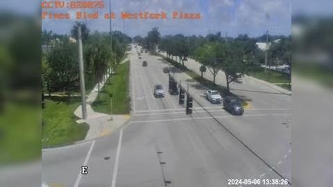 Traffic Cam Pembroke Pines: Pines Blvd at Westfork Plaza