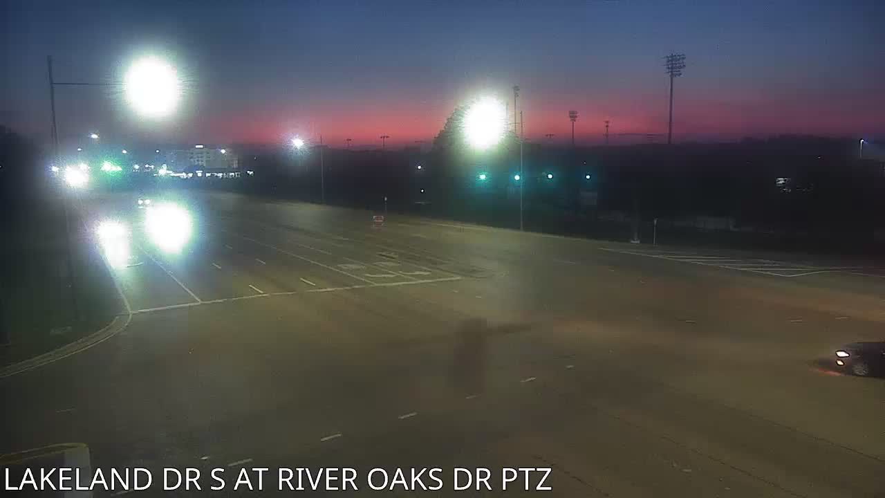 Traffic Cam Wells: Lakeland Dr at River Oaks Dr