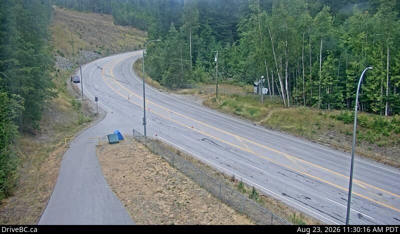 Traffic Cam Trout Lake › South: Hwy 23, near the Upper Arrow Lake ferry landing at Galena Bay, looking at middle of lineup