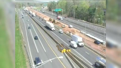 Traffic Cam Meriden: CAM 210 I-91 SB - S/O X17 East Main St