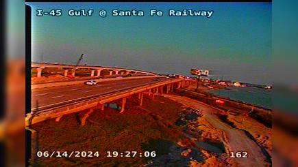 Traffic Cam Virginia Point › South: IH-45 Gulf @ Santa Fe Railway