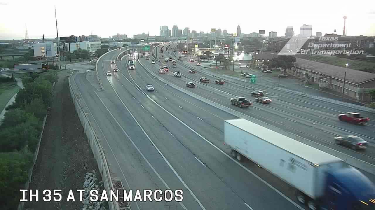 Traffic Cam San Antonio › South: IH 35 at San Marcos