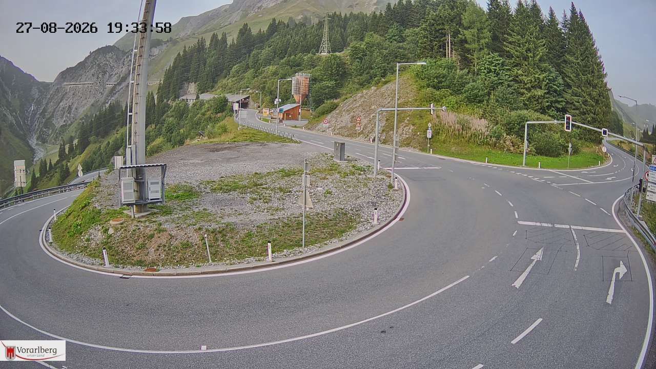 Traffic Cam Gemeinde Klosterle › East: L197 Arlbergstraße, km 15,0 Flexengalerie − Kreuzung L197/L197