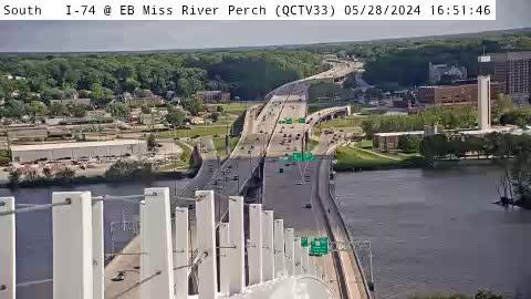 Traffic Cam Bettendorf: I-74 @ EB Miss River Perch (QCTV33)