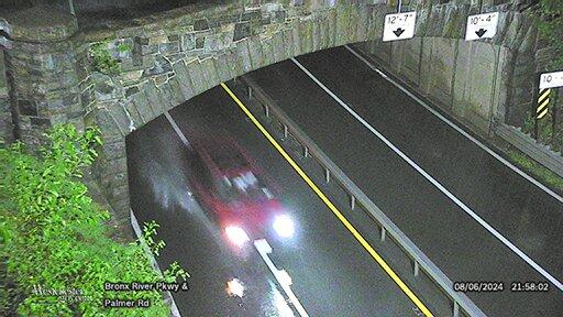 Traffic Cam Yonkers › South: Bronx River Parkway at Palmer Road