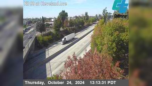 Traffic Cam Madera › North: MAD-99-AT CLEVELAND AVE