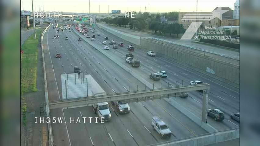 Traffic Cam Fort Worth › North: I-35W @ Hattie