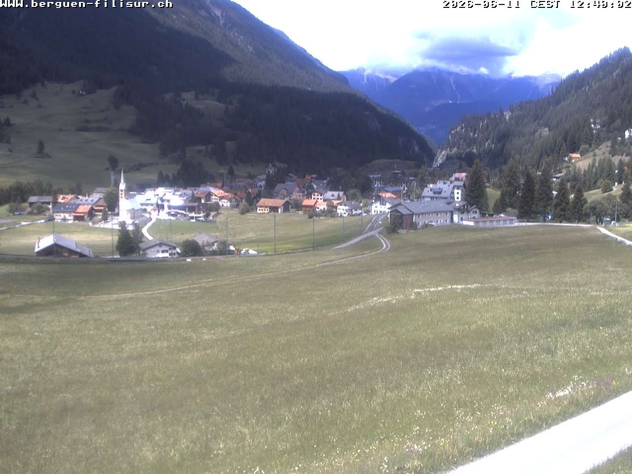 Bergün: Blick auf das Dorf und die Albulalinie